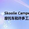 Skoolie Camper 的实用性令人惊叹 可以在其车库中安装摩托车和许多工具