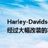 Harley-Davidson Softail Slim 有一个巨大的后轮来驱动经过大幅改装的车身